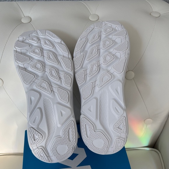 HOKA W CLIFTON 9 White Sneakers Minimalist Design Chunky Sole Brand New in Box - Picture 4 of 16